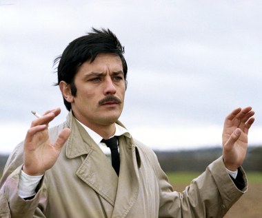 Sprawa miała zatem poważny wymiar polityczny. Szybko jednak przerodziła się w kryminalno-polityczną, kiedy to 1 października 1968 roku Marković został znaleziony martwy na wysypisku śmieci. Podejrzenia padło od razu na Delona i jego korsykańskiego przyjaciela, którzy zostali zatrzymani i przesłuchani w charakterze świadków. Sam premier Pompidou odcinał się od całej sprawy, tłumacząc, że jego domniemany udział w całej sprawie jest prowokacją opozycji. Potwierdził jedynie, że jego żona bywała na przyjęciach u słynnego aktora. Oficjalnym stanowiskiem rządu był również komunikat, który stwierdzał, że kobieta widoczna na zdjęciach nie jest panią Pompidou, ale podobną do niej prostytutką. 

Kto i dlaczego miał szantażować późniejszego prezydenta Francji i czy kobieta na zdjęciach była panią Pompidou? Tego nigdy nie ustalono. Sprawa morderstwa Markovicia również pozostaje do dziś niewyjaśniona.