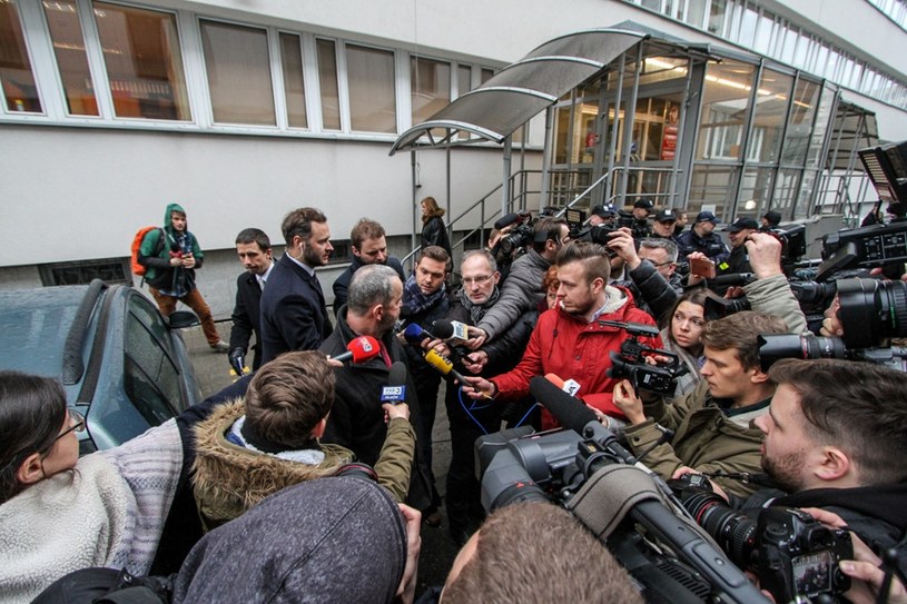 Sprawa wywołała duże zainteresowanie mediów. Na zdjęciu: na pytania dziennikarzy odpowiada adwokat kierowcy fiata /Jan Graczyński /East News