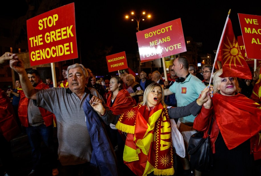 Sprawa zmiany nazwy kraju wywołała sporo kontrowersji /VALDRIN XHEMAJ    /PAP/EPA