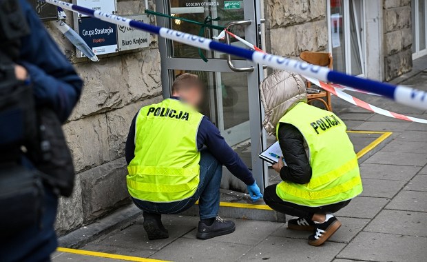 Sprawca ataku na biuro PO zatrzymany. Tusk komentuje