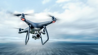 Sprawca kolizji na S6 był pod wpływem alkoholu i narkotyków. Namierzył go dron