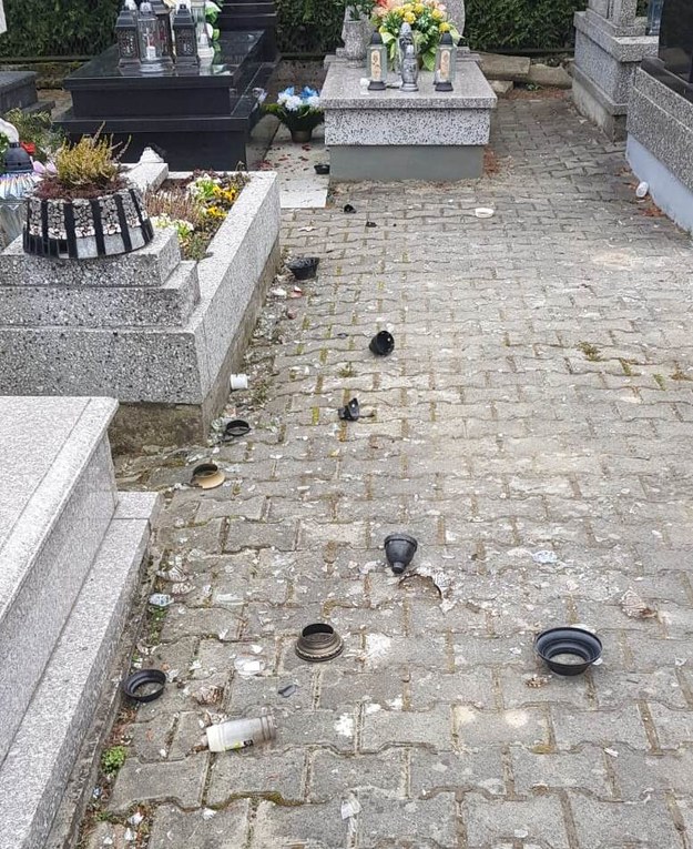 Sprawca porozbijał znicze na terenie cmentarza /Policja