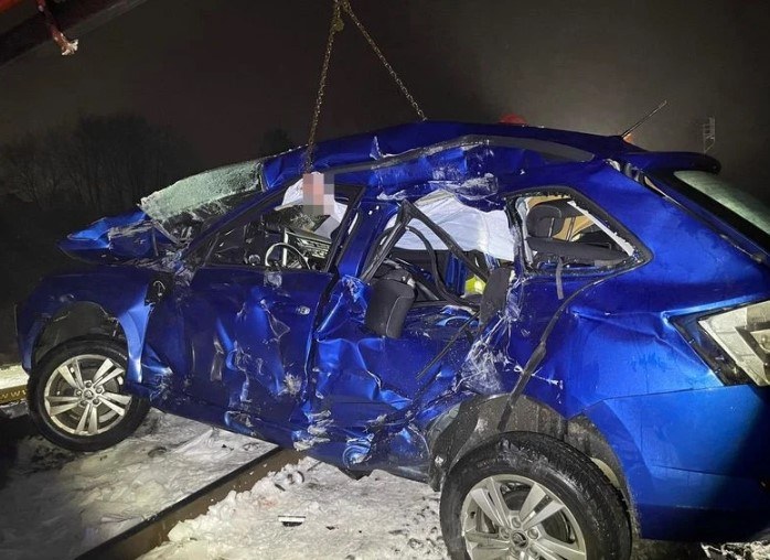 Sprawca umieścił ciało żony w samochodzie i pozostawił auto na przejeździe kolejowym, gdzie w pojazd uderzył pociąg /KPP Kartuzy /Policja