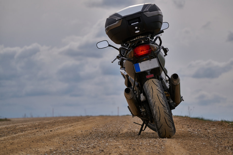 18-latek poszukiwany listem gończym. Wjechał motocyklem w dwie nastolatki