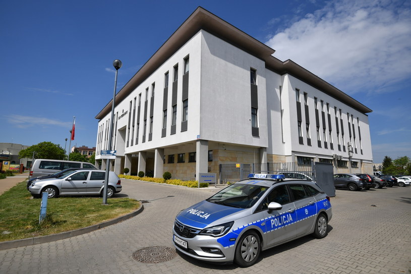 Sprawca wypadku został przesłuchany w siedzibie grójeckiej prokuratury i tam usłyszał bardzo poważne zarzuty /Piotr Polak /PAP