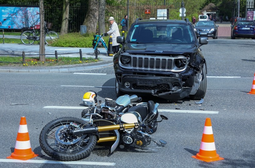 Sprawcami ponad połowy wypadków z udziałem motocyklistów są kierowcy innych pojazdów /Piotr Molecki/East News /East News