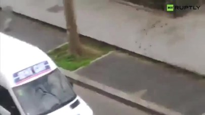 Sprawcy ataku na "Charlie Hebdo" zastrzelili na ulicy policjanta