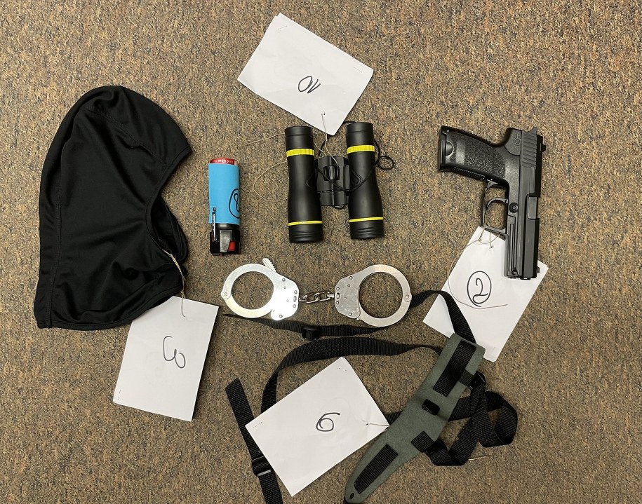 Sprawcy byli wyposażeni w atrapy broni, kajdanki i inny sprzęt wykorzystywany przez policję w codziennej służbie. /KMP Koszalin /