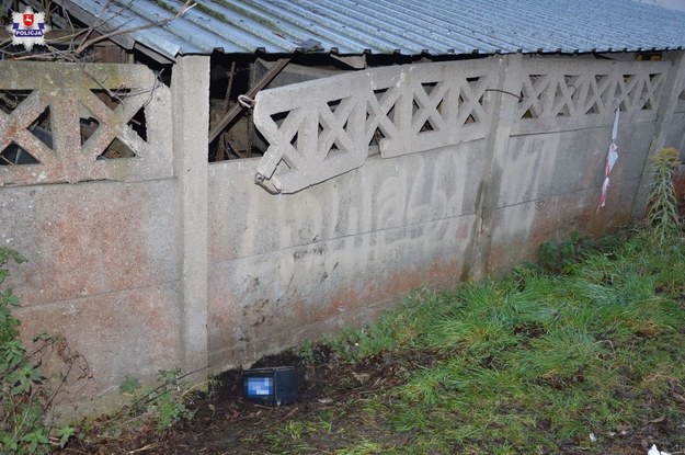 Sprawcy uszkodzili betonowe przęsło, będące jedną ze ścian wiaty, gdzie przechowywano akumulatory /KMP Zamość /