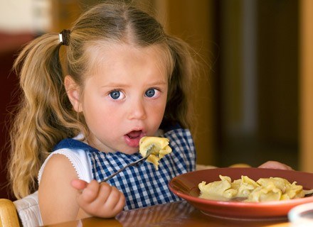 Sprawdź, co i dlaczego dziecko powinno jeść, aby mieć mocne ząbki /&copy; Panthermedia