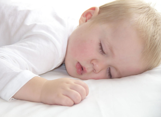 Sprawdź, co zrobić, by dziecko przesypiało noce. /123RF/PICSEL