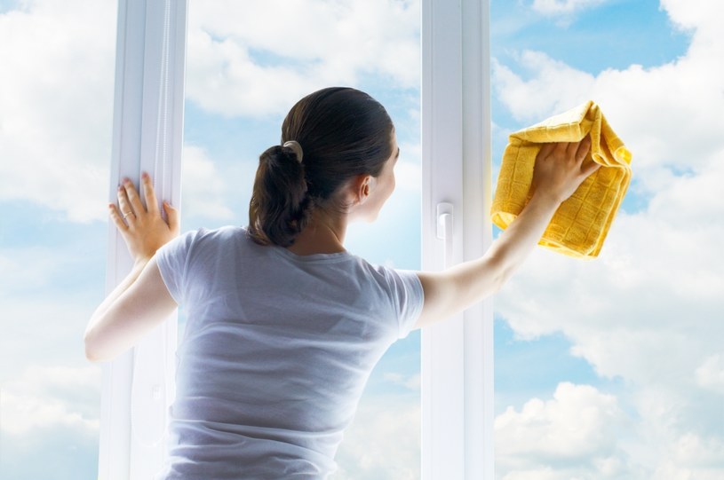 Sprawdź, dlaczego umyte okna warto przetrzeć wodą z płynem do płukania. /123RF/PICSEL