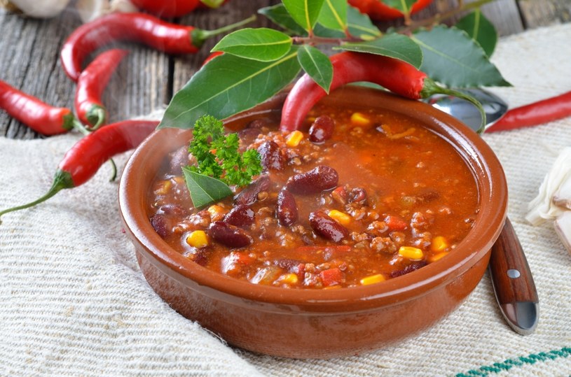 Sprawdź dlaczego warto jeść gorące zupy. /123RF/PICSEL