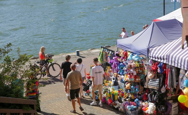 Sprawdź, gdzie nie można się kąpać. Sinice na Mazurach w natarciu