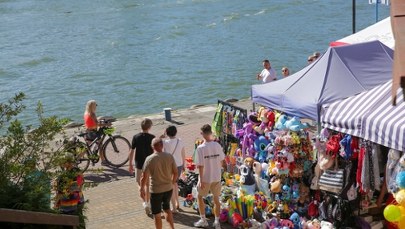 Sprawdź, gdzie nie można się kąpać. Sinice na Mazurach w natarciu