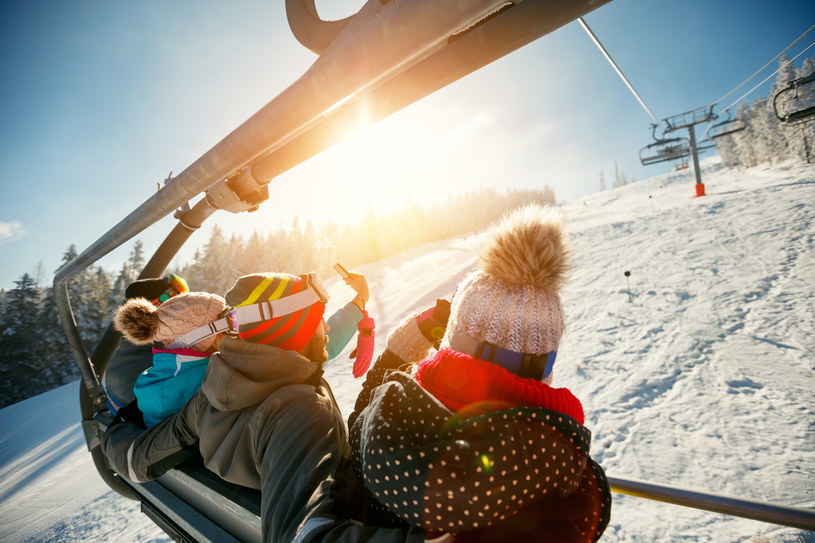 Sprawdź, gdzie zaplanować wyjazd na narty z dziećmi /Adobe Stock