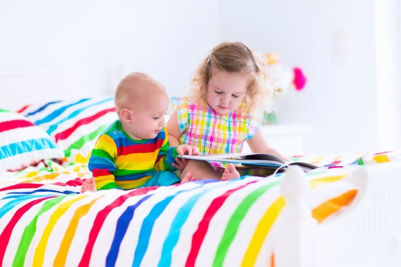 Sprawdź, jak sprawić, żeby dzieci sięgały po książki z własnej woli /123RF/PICSEL