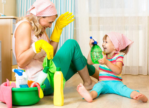 Sprawdź, jak zachować się, gdy twoje dziecko wypije żrący środek chemiczny. /123RF/PICSEL