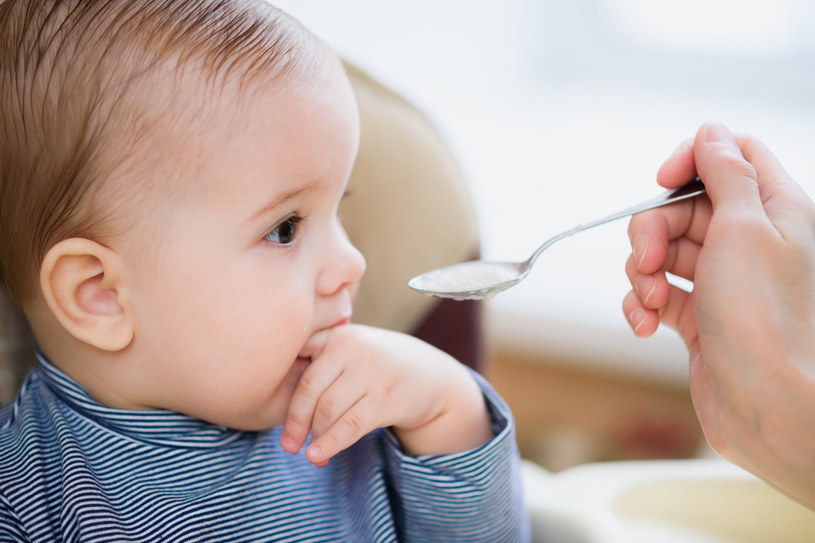 Sprawdź, jak zmieniły się normy żywienia niemowląt /123RF/PICSEL