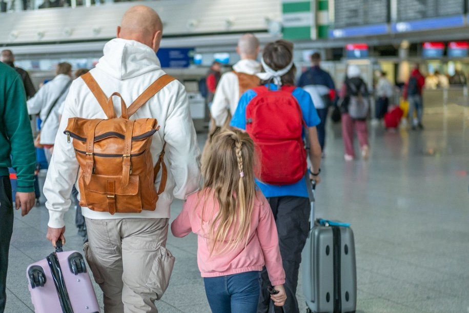 Sprawdź, jakie jedzenie i napoje można zabrać na pokład easyJet, TUI, Ryanair i Jet2. Poznaj zakazane produkty /Shutterstock