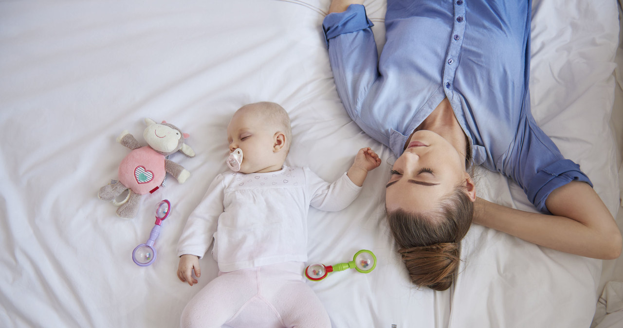 Sprawdź, jakie przywileje mają samotni rodzice /123RF/PICSEL