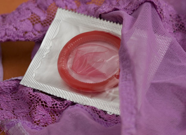 Sprawdź termin ważnośći prezerwatywy /&copy; Panthermedia