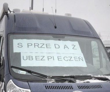 Sprawdzaj, a zaoszczędzisz na polisie