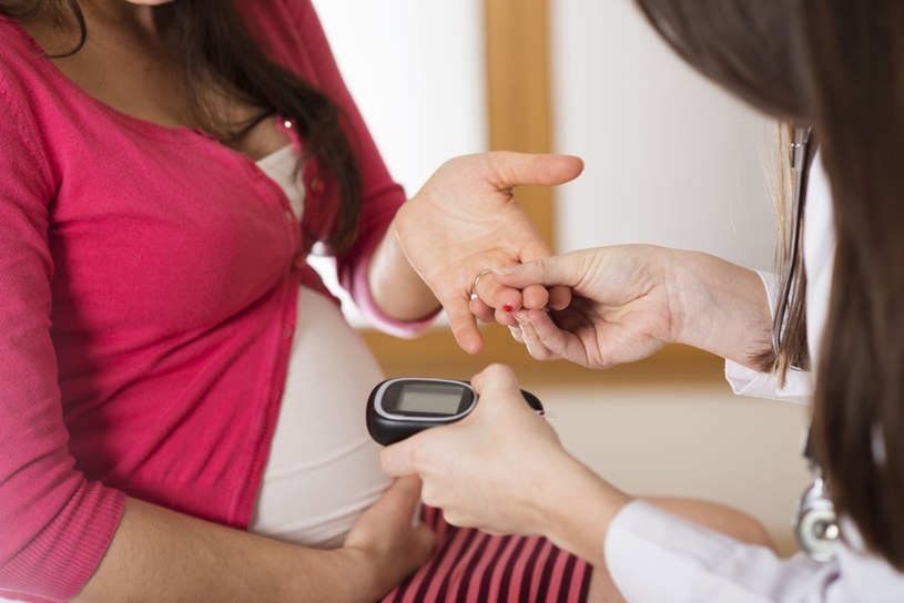 Sprawdzanie poziomu glukozy to jedno z podstawowych badań w ciąży /123/RF PICSEL