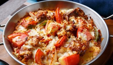 Sprawdziłam resztki w lodówce. Tak powstała przepyszna zapiekanka z tego, co pod ręką