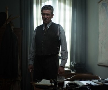 Sprawę tajemniczego zabójstwa próbuje rozwikłać nadkomisarz Rafał Król (Andrzej Zieliński), funkcjonariusz współpracującej z Niemcami Granatowej Policji. 