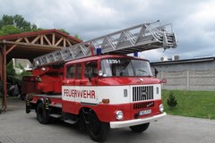Sprawne, ale bezużyteczne wozy strażackie stoją w remizie w Sławie