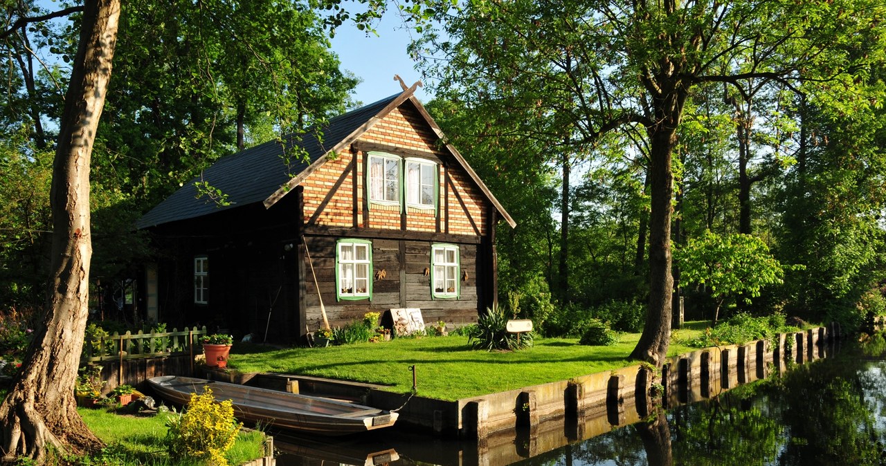 Spreewald to miejsce o niezwykłej atmosferze. W niektóre zakątki można dostać się tylko za pomocą łodzi. /East News