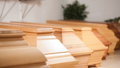 "Sprowadzamy ładunek 200". Tak reklamuje się zakład pogrzebowy w "mieście Kałasznikowa"