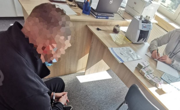 Sprowadzili ponad 800 luksusowych aut, nie płacili podatku. Cztery osoby zatrzymane