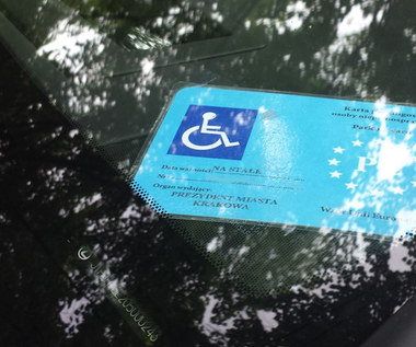 Spryciarze z  inwalidzką kartą parkingową 