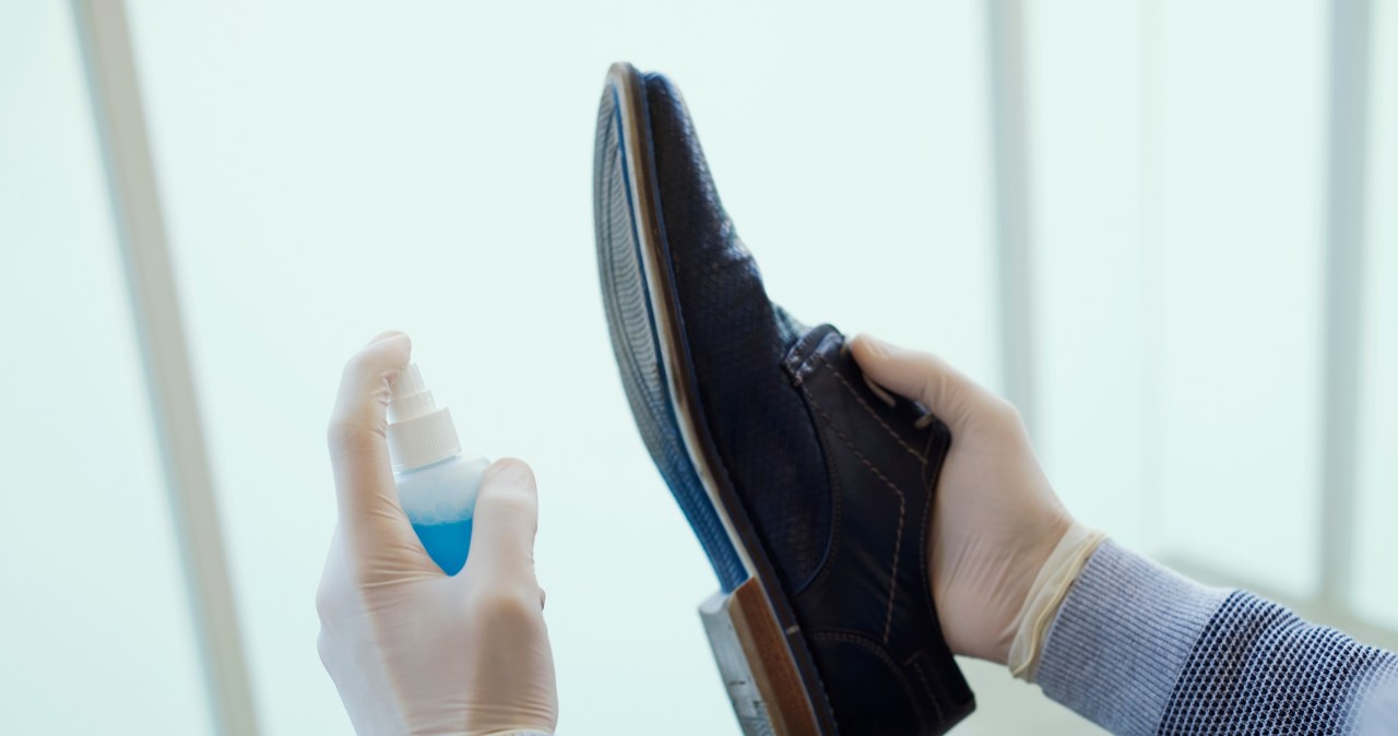 Spryskaj podeszwy butów i czuj się bezpiecznie na śliskim chodniku /Pixel