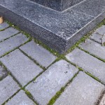 Spryskaj tym kostkę na cmentarzu. Mech i chwasty nie pojawią się do Wszystkich Świętych