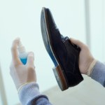 Spryskaj tym podeszwy butów. Przestaniesz się ślizgać na oblodzonych chodnikach 