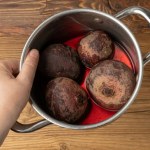 Sprytny kucharski trik na gotowanie buraków. Szybko będą miękkie i nie stracą koloru 