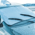 Sprytny sposób, by uniknąć porannego skrobania szyb. Zrób to wieczorem