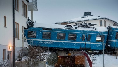 Sprzątaczka porwała pociąg. Uderzyła w budynek mieszkalny [ZDJĘCIA]