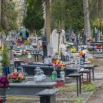 Sprzątanie grobu na Wszystkich Świętych. Tyle zapłacimy za taką usługę