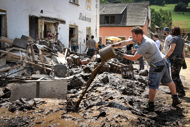 Sprzątanie i szacowanie strat po powodziach w Niemczech /Sascha Steinbach /PAP/EPA