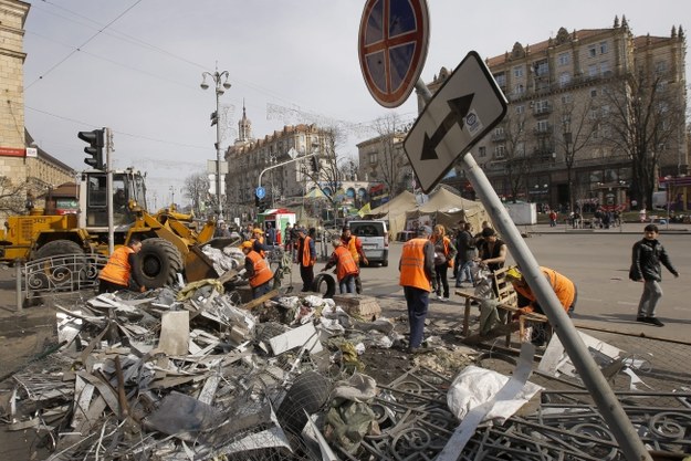 Sprzątanie Majdanu Niepodległości w Kijowie /ROBERT GHEMENT /PAP/EPA