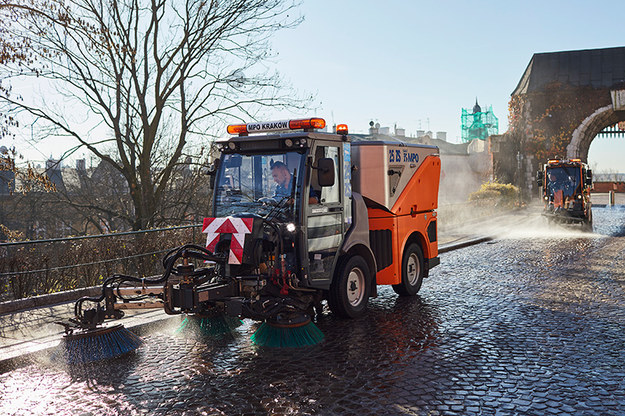 Sprzątanie miasta po zimie /MPO Kraków /