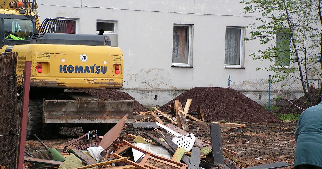 Sprzątanie miejsca katastrofy budowlanej w Świebodzicach