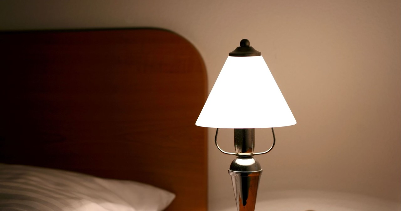Sprzątanie mieszkania powinno też obejmować regularne czyszczenie lamp. Jak prawidłowo czyścić klosze? /123RF/PICSEL