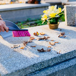Sprzątanie nagrobków: Jak wyczyścić pomnik, żeby go nie uszkodzić?