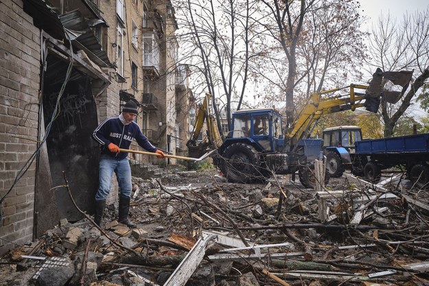 Sprzątanie po ostrzale w mieście Drużkiwka /YEVGEN HONCHARENKO /PAP/EPA