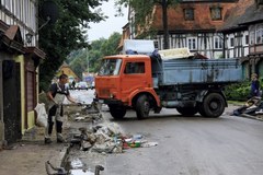 Sprzątanie po powodzi w Bogatyni